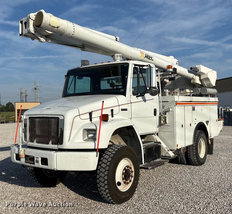 2005 Freightliner FL70 bucket truck - DU1374