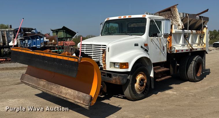 2001 International 4900 dump truck - DU3507