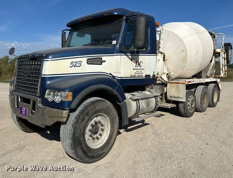2002 Volvo VNL ready mix truck - DW4264