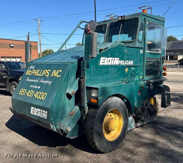 2004 Elgin Pelican street sweeper - DW4290