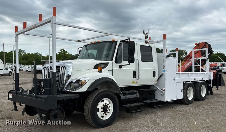 2008 International 7500  Crew Cab crane truck - DY0061