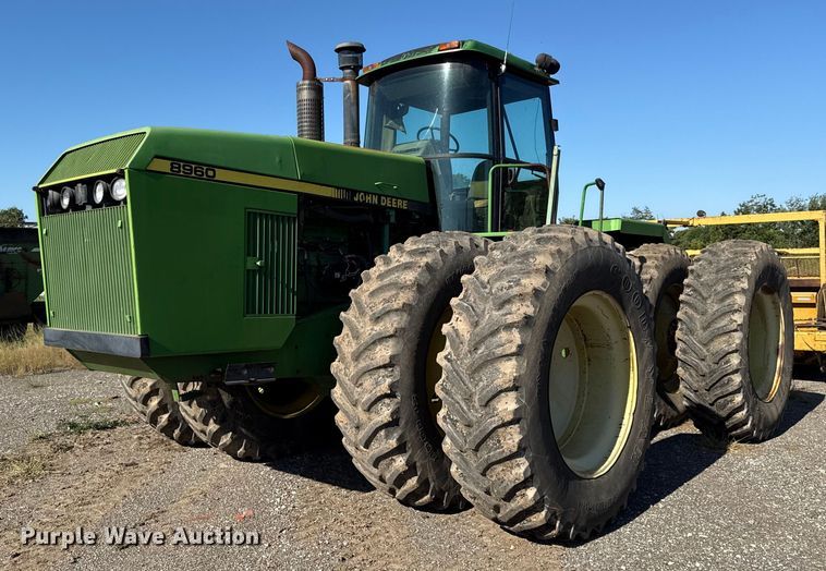 1992 John Deere 8960 4WD tractor - DY8240