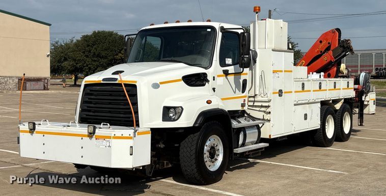 2016 Freightliner 114SD crane truck - EA7570