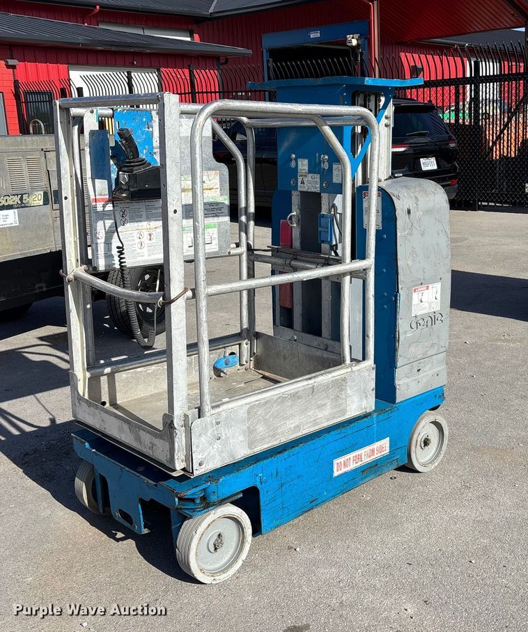 2007 Genie GR12 vertical lift - EE4084