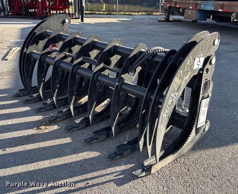 2025 GIYI CLG72 skid steer grapple bucket - EE4095