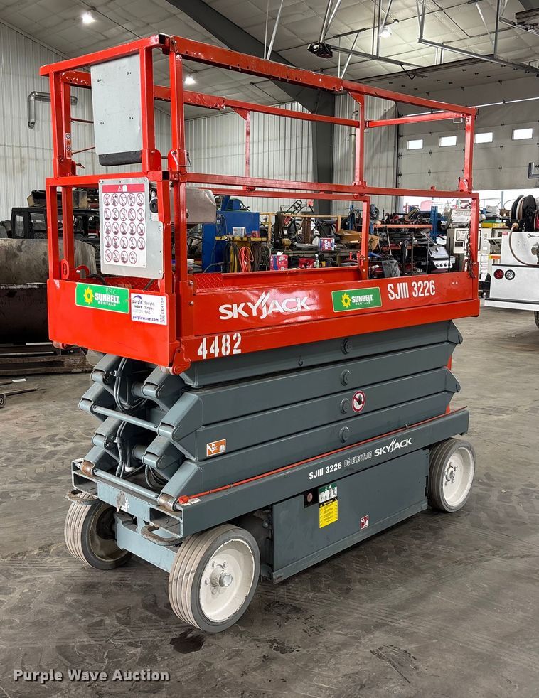 2004 Skyjack SJIII 3226 scissor lift - EE4154