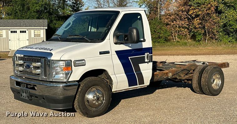 2010 Ford E350 van cab and chassis - EL0006