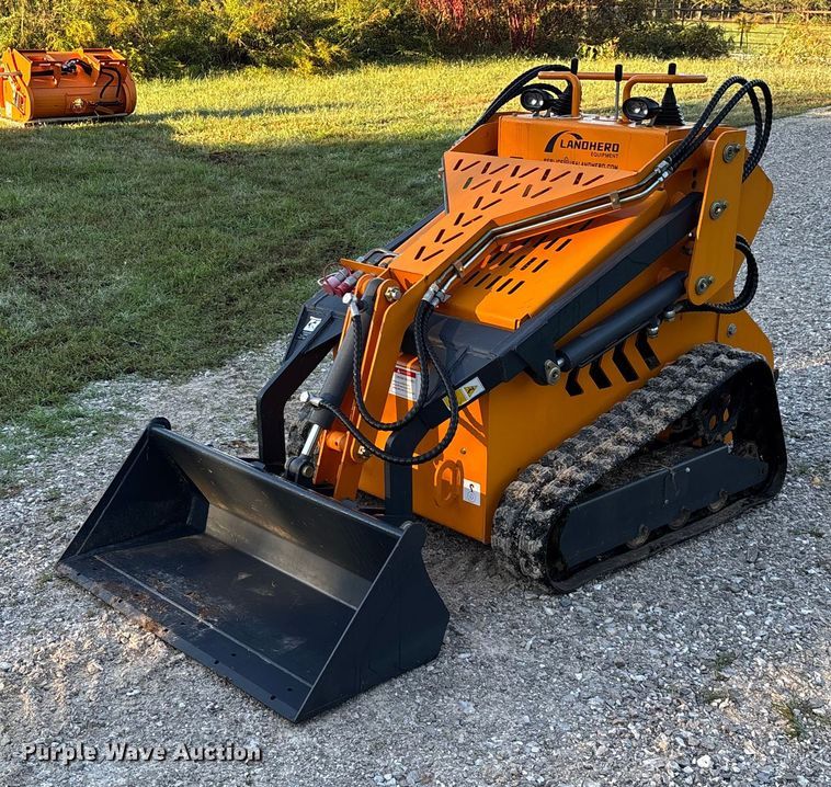 Landberd Equipment compact utility loader - EN5648