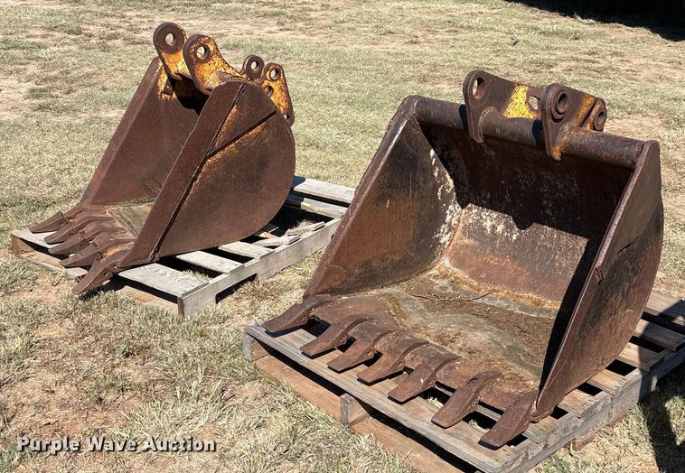 (2) backhoe buckets - IE9222