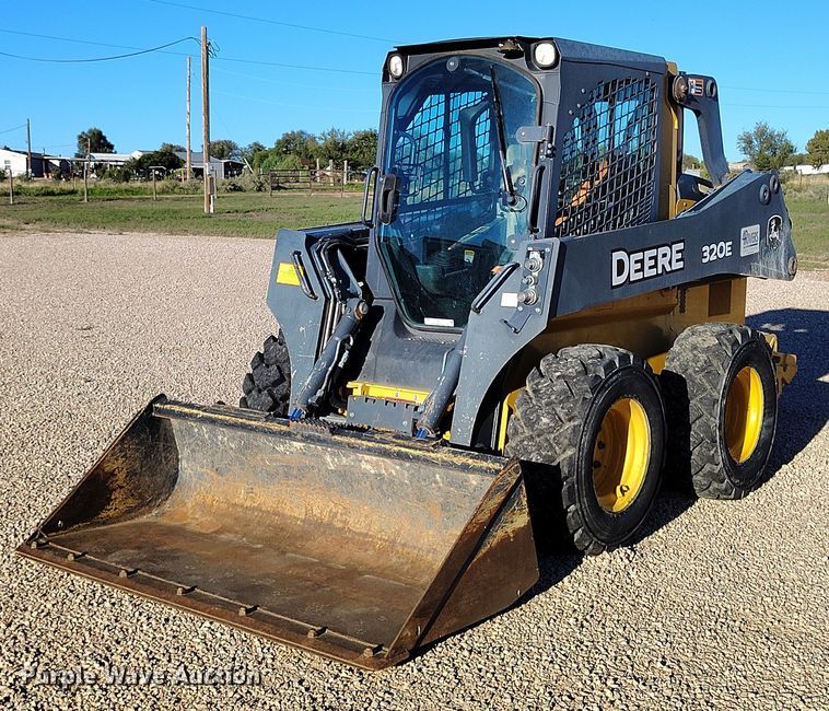 2017 John Deere 320E skid steer loader - IP9711