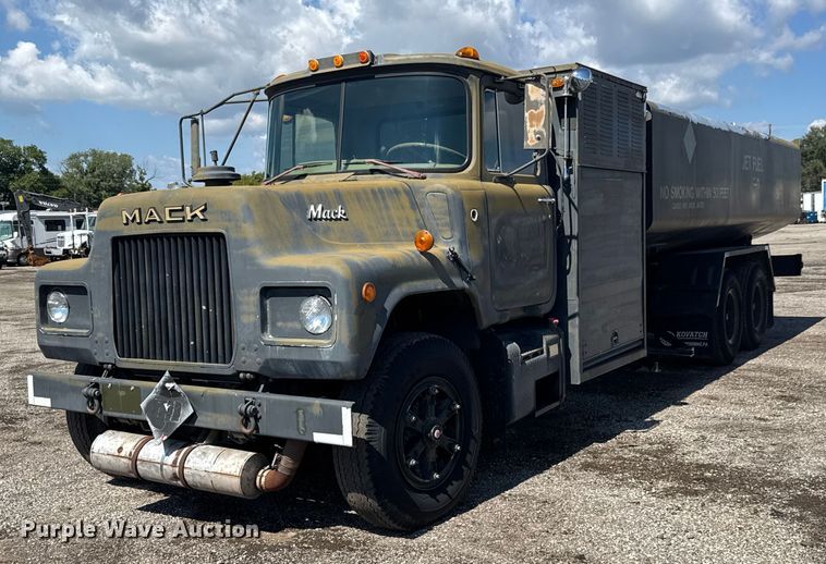 1982 Mack DM492S fuel truck - NU9693