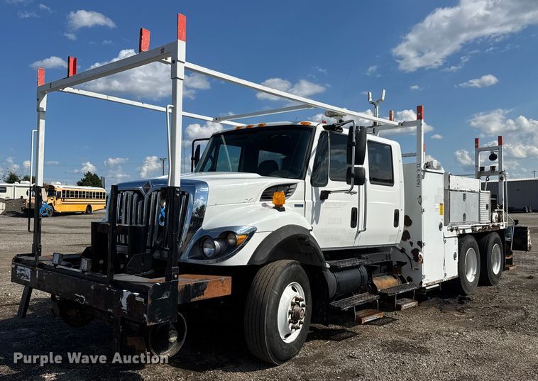 2010 International 7500  crane truck - NU9698
