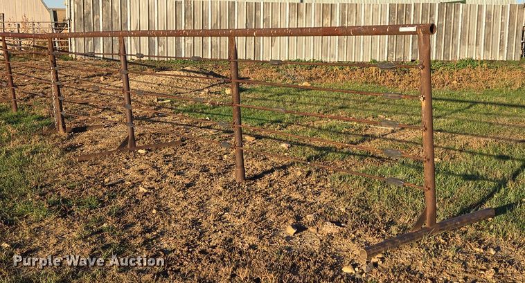 (17) livestock panels - DY1375