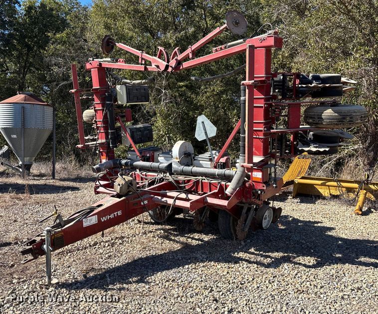 White 6100 planter - EE4219