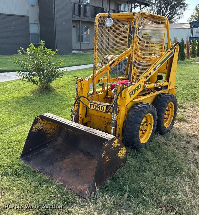 1975 Ford CL20 skid steer loader - EP0724