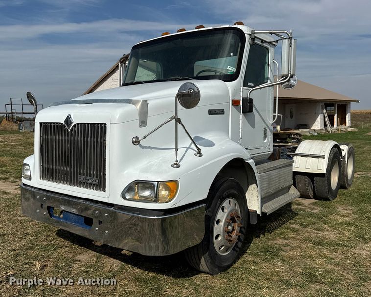2001 International 9200i semi truck - ER0194