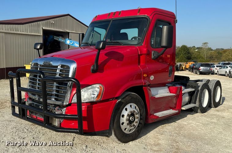 2015 Freightliner Cascadia Evolution semi truck - DO2412