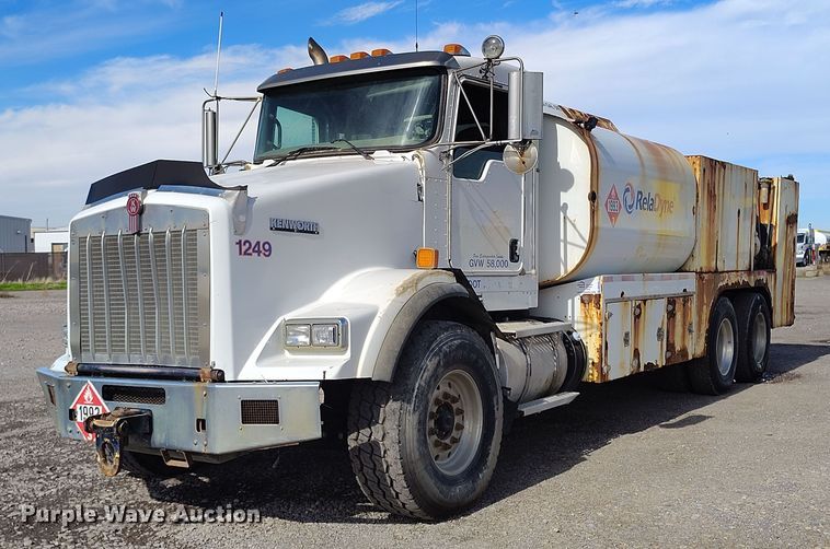 2011 Kenworth T800 fuel / lube truck - DP5107