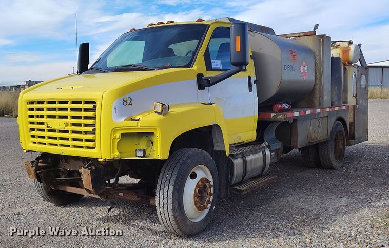 2003 GMC TC6C042 fuel / lube truck - DP5108