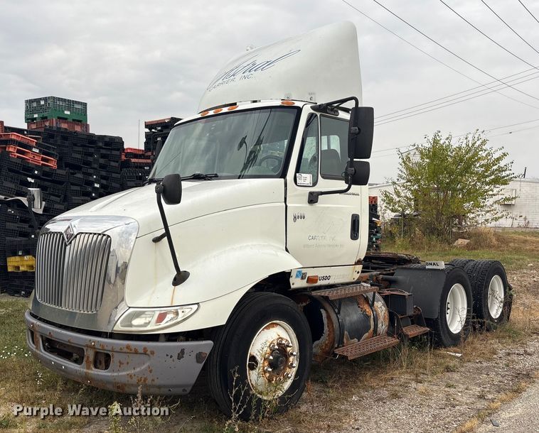 2005 International  8600 semi truck - DT2246
