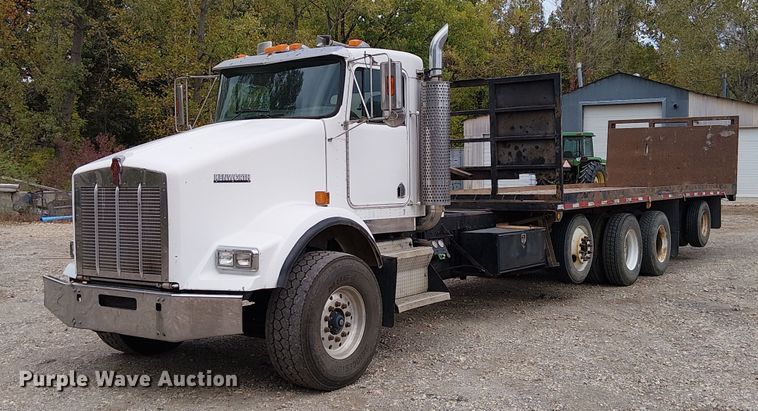 2004 Kenworth  T800 flatbed truck - DU3595