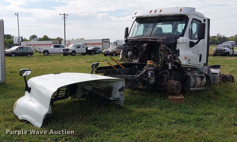 2012 Freightliner Cascadia semi truck - DU3634