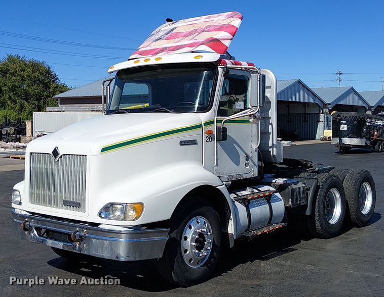 2001 International 9100i semi truck - DU3660