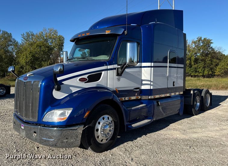 2020 Peterbilt 579 semi truck - DW6638