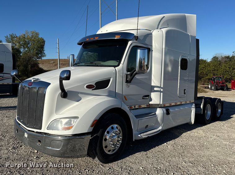 2019 Peterbilt 579 semi truck - DW6640