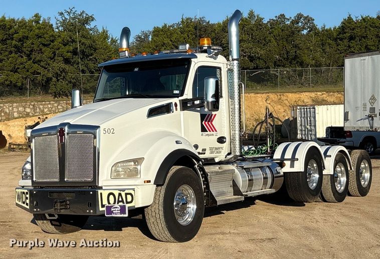 2020 Kenworth T880 semi truck - EA7552