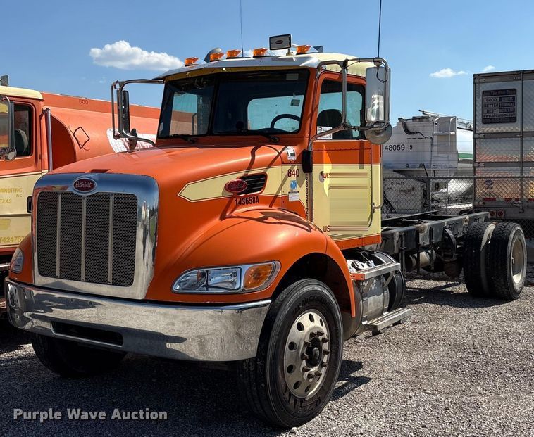 2014 Peterbilt 337 truck cab and chassis - EA7575
