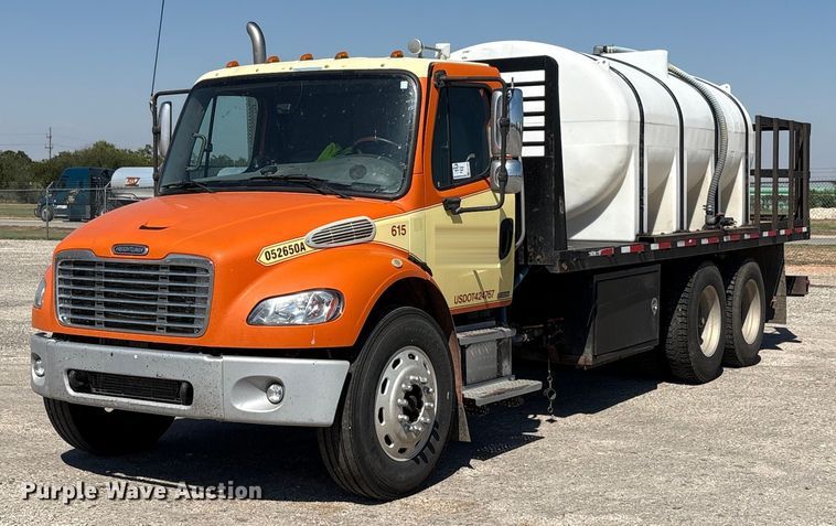 2005 Freightliner Business Class M2  flatbed truck - EA7584