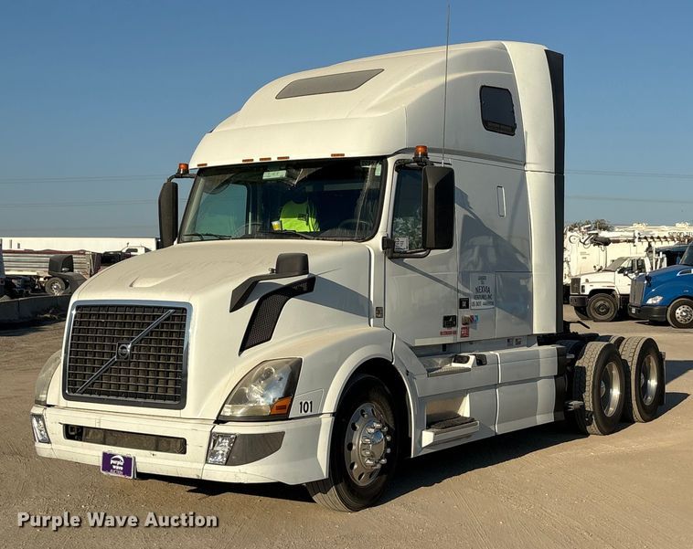 2017 Volvo VNL semi truck - EA7592