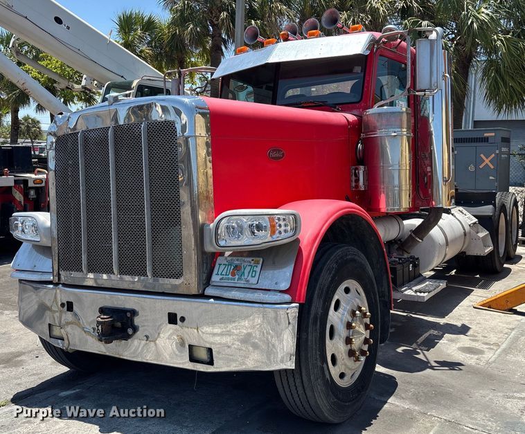 2009 Peterbilt 389 semi truck - EC3598