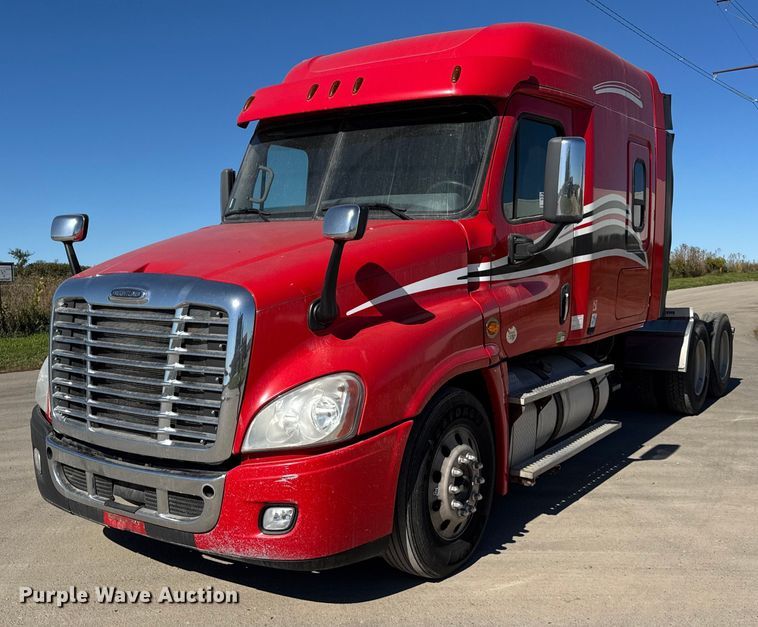 2016 Freightliner Cascadia 125 semi truck - EF2201