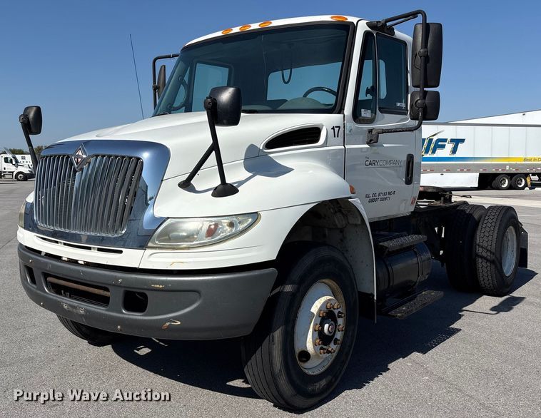 2005 International 4400 semi truck - EM6052