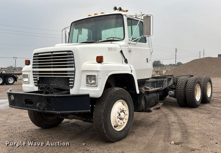 1992 Ford LNT8000 truck cab and chassis - EM8404