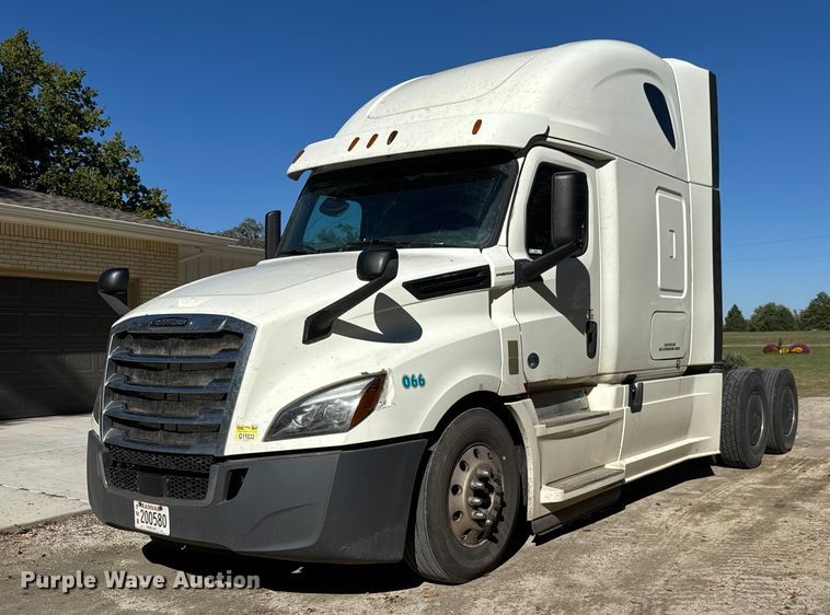 2018 Freightliner Cascadia semi truck - EM8445
