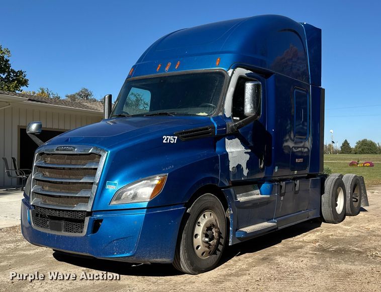 2018 Freightliner Cascadia semi truck - EM8446