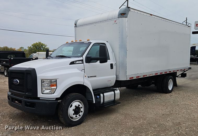 2017 Ford F650 box truck - EO4715