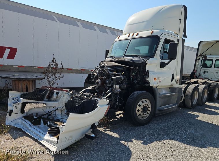 2017 Freightliner Cascadia semi truck - EO4726
