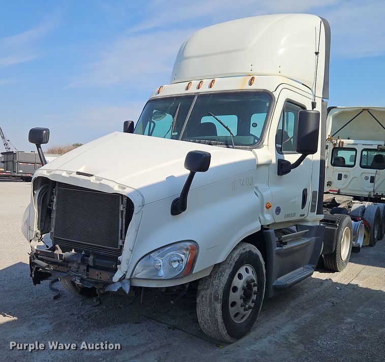 2017 Freightliner Cascadia semi truck - EO4727