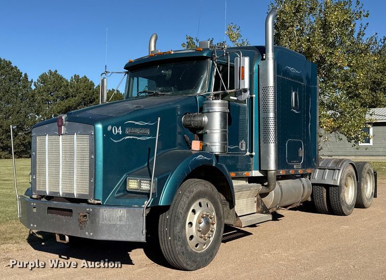 2004 Kenworth T800B semi truck - EP0743