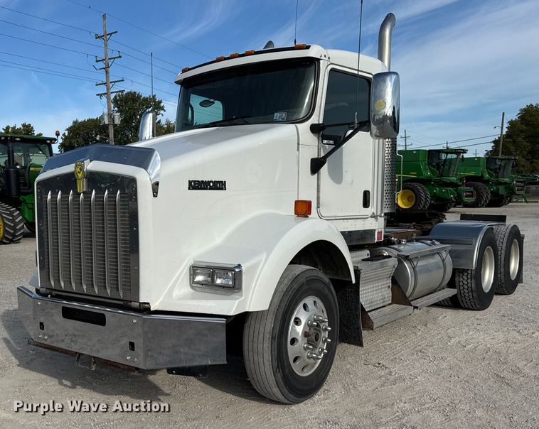 2007 Kenworth T800 semi truck - ER0044