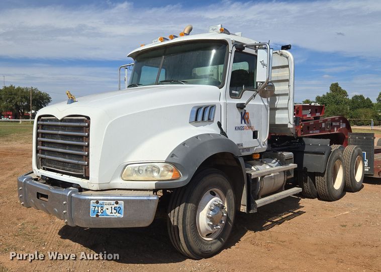 2010 Mack GU813 semi truck - EU3827
