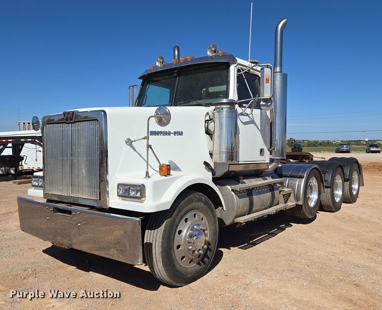 2005 Western Star 4900 semi truck - EU3877