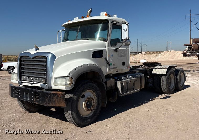 2013 Mack GU713 semi truck - EU4696