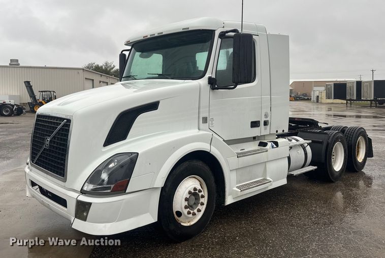 2011 Volvo VNL semi truck - EU6264