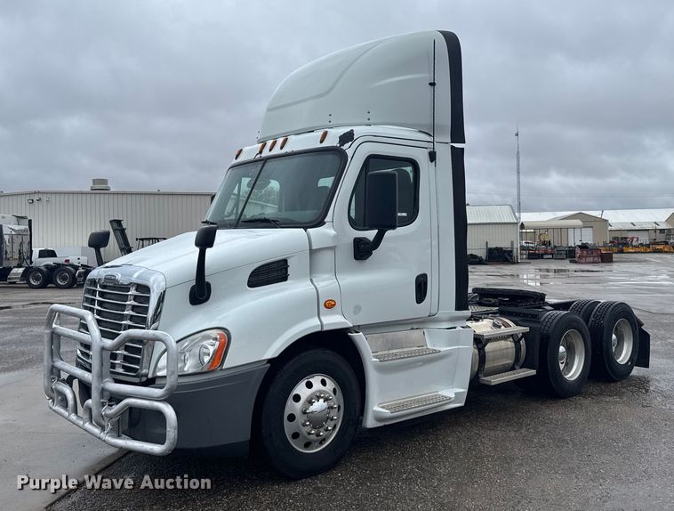 2016 Freightliner  Cascadia 113 semi truck - EU6265