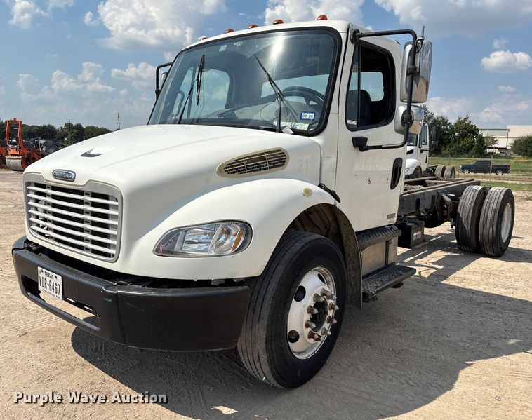 2009 Freightliner Business Class M2 truck cab and chassis - EU7025